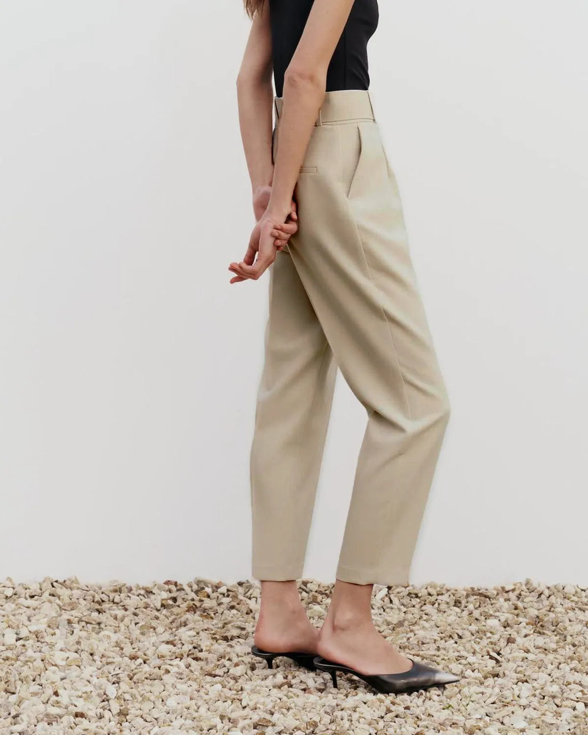 BELTED TAPERED PANTS