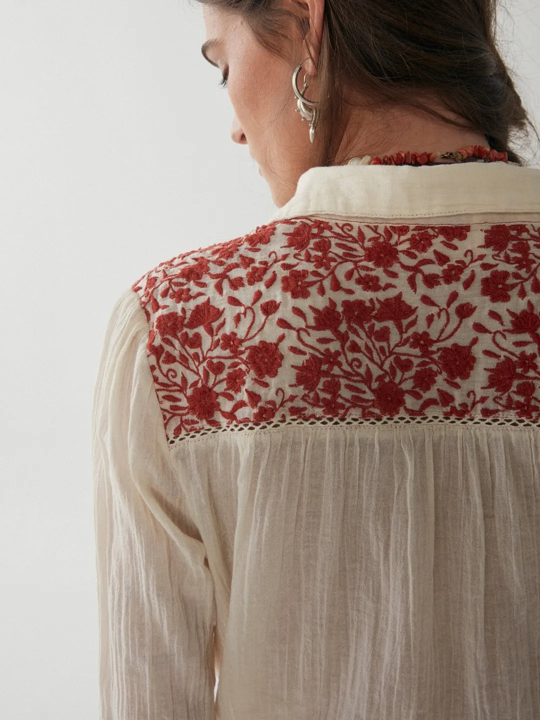 Sure! Here is the optimized title for the e-commerce product:

Chilly Charro Bob Blouse - Maison Hotel Collection by Adushka